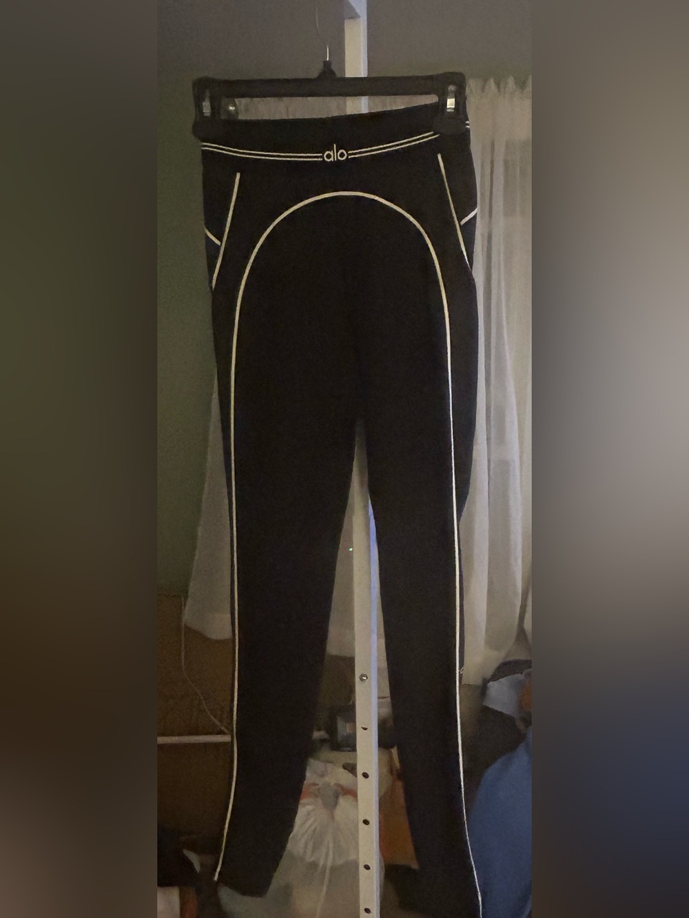 ALO Yoga Heart Throb Leggings in Black